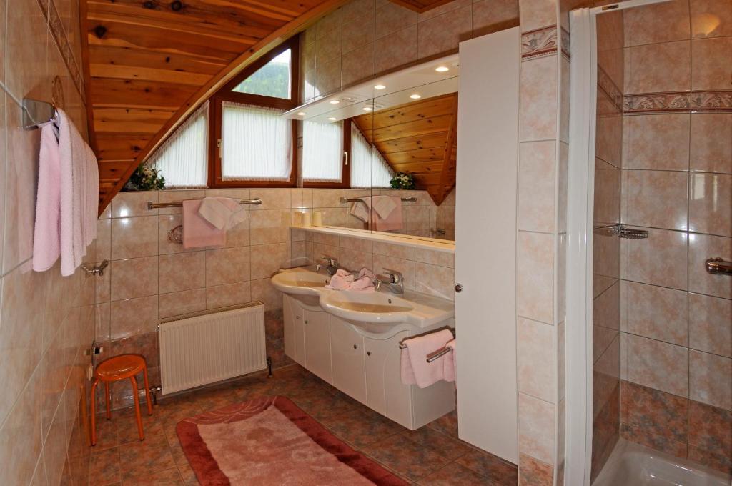 Gasthof Zur Gams Donnersbachwald Room photo